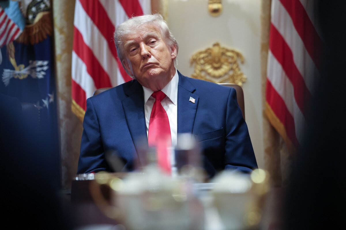 Donald Trump pasirašė dirbtinio intelekto vykdomąjį įsakymą