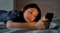 Jk Paaugliams Nuo 2027 M Bus Udraustos Programls Tokios Kaip Tiktok Ir Snapchat
