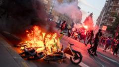Prancūzijoje po Čempionų lygos riaušių sulaikyta beveik 800 žmonių, sužeisti dešimtys policininkų