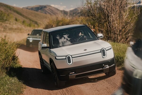 Rivian Vadovas Aptaria Tesla Cybertruck Ferrari Luce Ir R2 Ateit