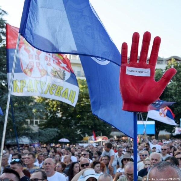 Serbijos prezidento Aleksandro Vučičiaus partija susiduria su spaudimu dėl įtariamų ryšių su organizuotu nusikalstamumu