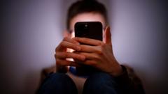 Starmer Ragina Apple Ir Google Udrausti Nuotraukas Vaik Telefonuose