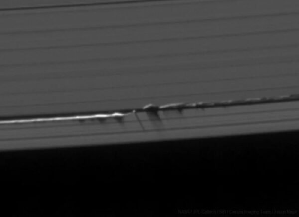 Saturno palydovas Dafnis keliauja Kilerio tarpu