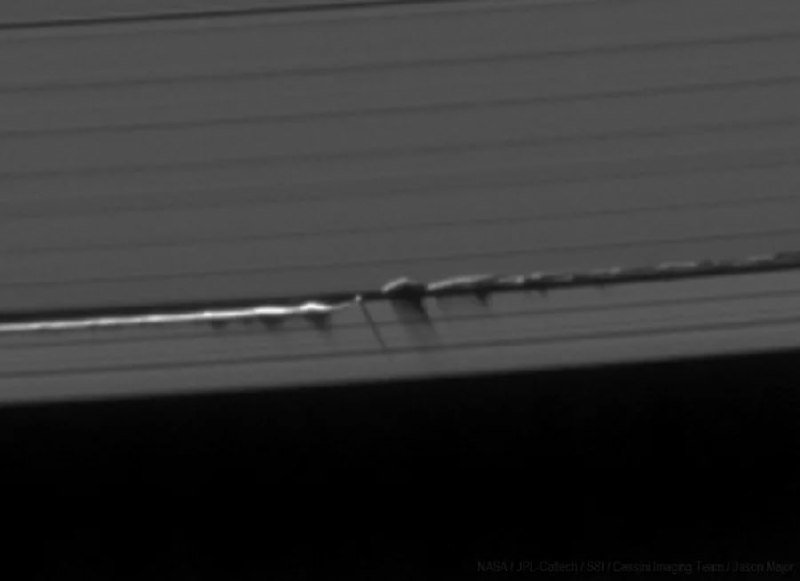 11138 Saturno Palydovas Dafnis Keliauja Kilerio Tarpu