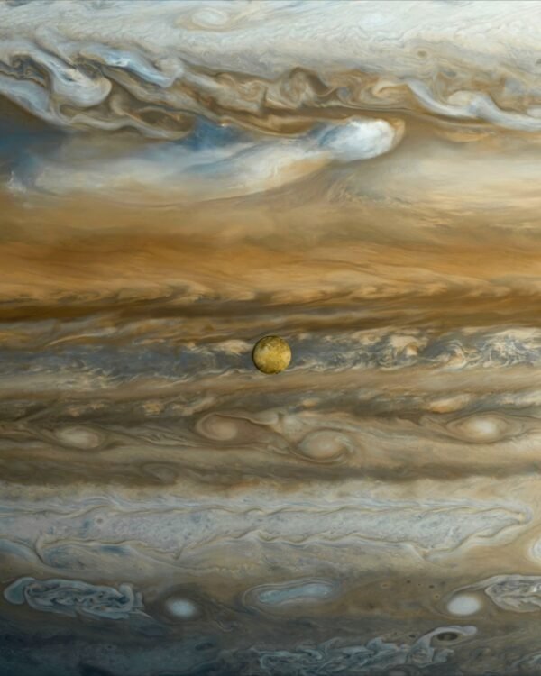 Įspūdingas Jupiterio palydovo Ijo vaizdas su Jupiterio debesų raštais