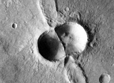 11204 Mars Odyssey Užfiksavo Neįprastos Formos Dvigubą Kraterį Mar