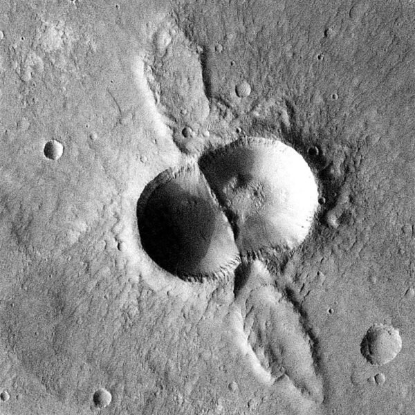 Mars Odyssey užfiksavo neįprastos formos dvigubą kraterį Marse
