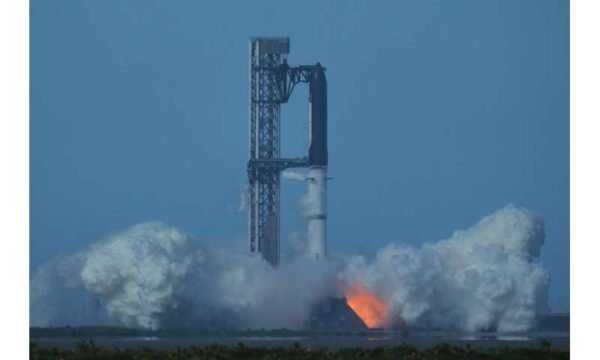 SpaceX Starship raketos paleidimas atšauktas paskutinę sekundę