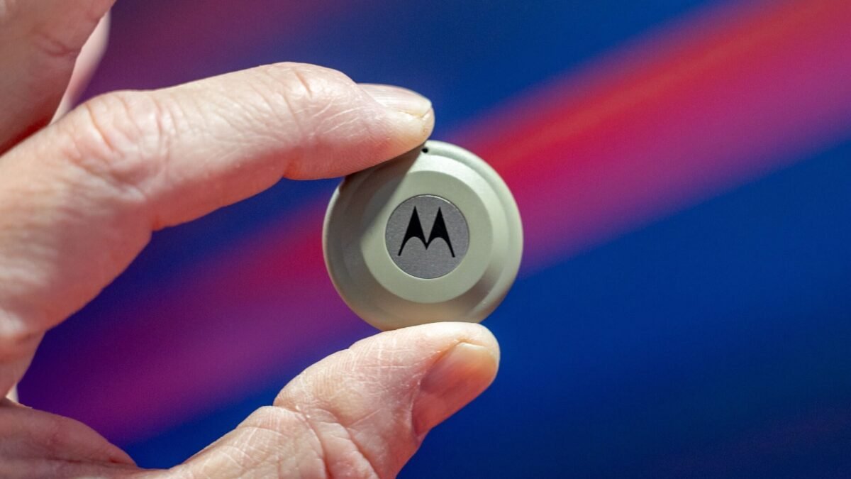 21213 Motorola Pristatė Naują Bluetooth Sekiklį Moto Tag 2