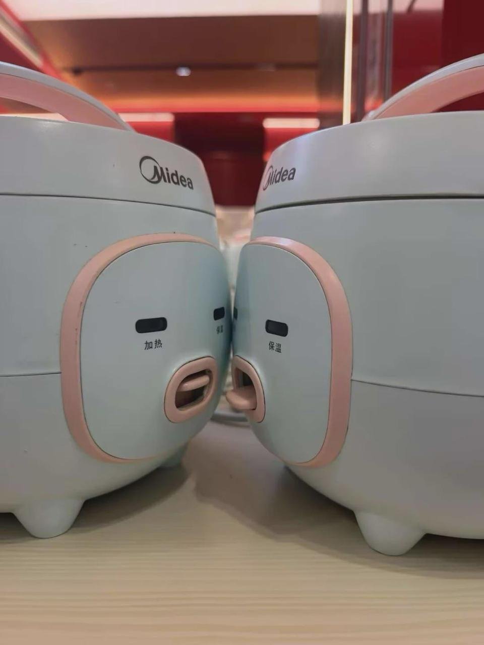 21251 Midea Pristatė Naują Dizainą Dvi Besibučiuojančios Ryžių V