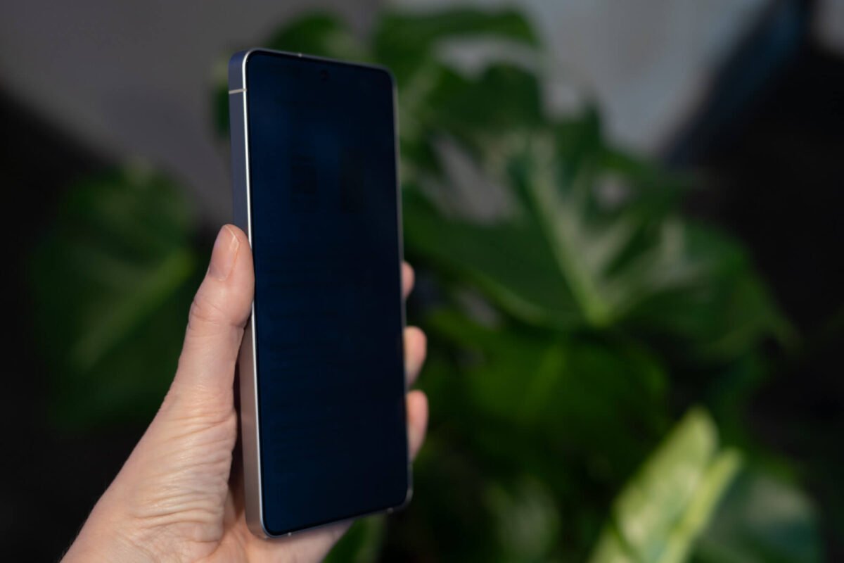 21300 Samsung Galaxy S26 Ultra Savininkai Praneša Apie Raudoną Dėm