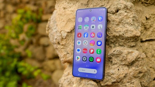 Samsung neigia aparatūros defektą dėl raudonų dėmių Galaxy S26 Ultra ekranuose