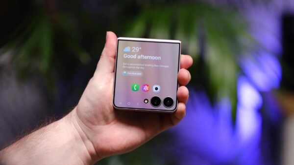 Samsung pristatė ploniausią ir lengviausią Galaxy Z Flip 8 išmanųjį telefoną