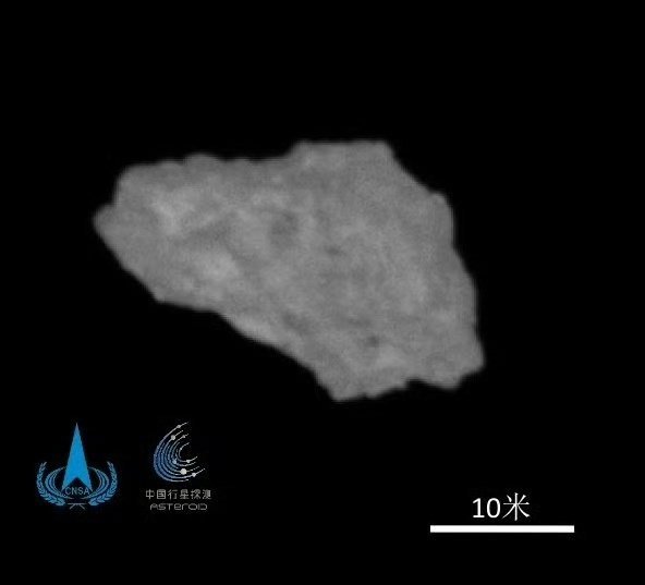 Kinijos zondas „Tianwen-2“ nufotografavo asteroidą Kamoealewa iš 20 km atstumo