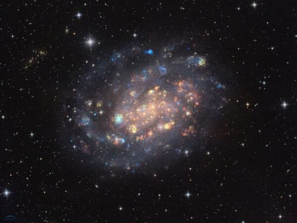 Spiralinė galaktika NGC 300: artima kaimynė su aktyviais žvaigždžių formavimosi procesais