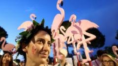 Albanijoje protestai: flamingai tapo pasipriešinimo simboliu
