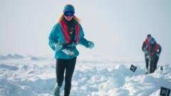 Bėgikai įveikė „pasaulio šalčiausią maratoną“ dreifuojančiame Šiaurės ašigalyje