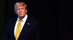 Donald Trump atsitraukimas dėl Hormuzo mokesčių rodo sunkumus baigiant konfliktą su Iranu