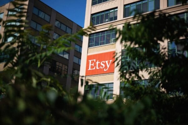 Etsy susiduria su iššūkiais: pardavėjai traukiasi dėl masinės produkcijos ir dirbtinio intelekto kopijų