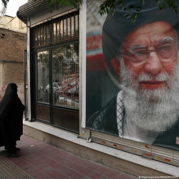 Iranas rengia šešių dienų Khameini laidotuves kaip galios demonstraciją