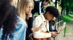 JK siūloma įvesti vidurnakčio socialinių tinklų draudimą 16-17 metų paaugliams