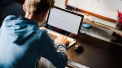 Jaunieji programišiai: kaip policija padeda panaudoti jų įgūdžius geram