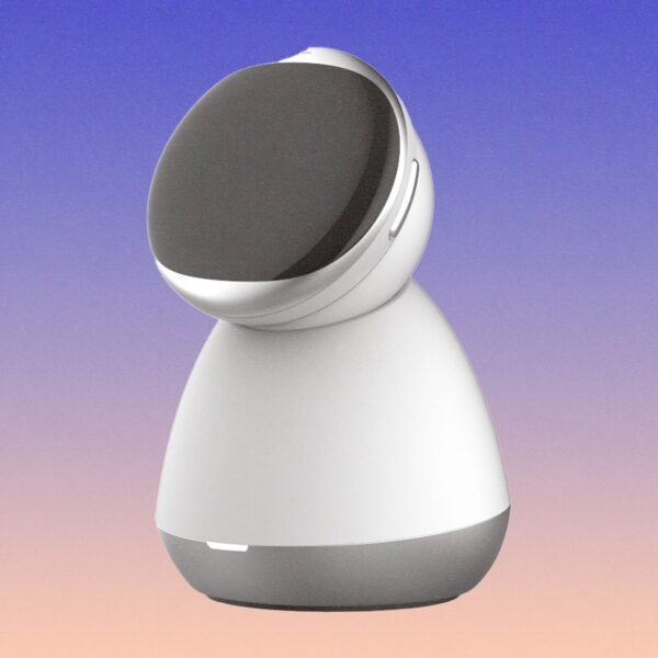 Jibo sugrįžta kaip dėvimas AI įrenginys, fiksuojantis šeimos akimirkas