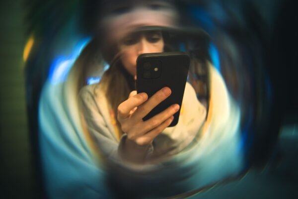 Kaip palengvinti skaitymą telefone: patarimai akims ir patogumui