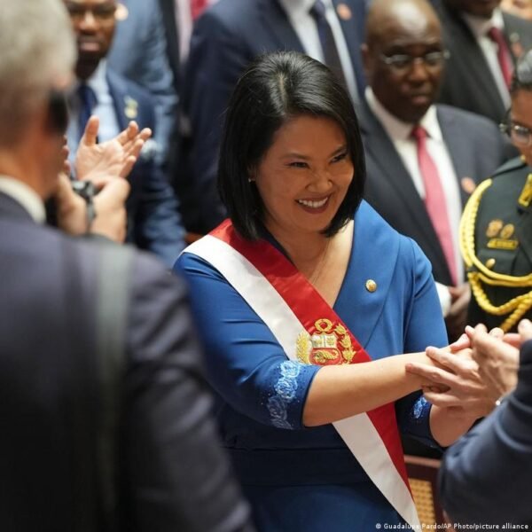 Keiko Fujimori Pradeda Vadovauti Peru Balansuodama Tarp Jav Ir Kinijos