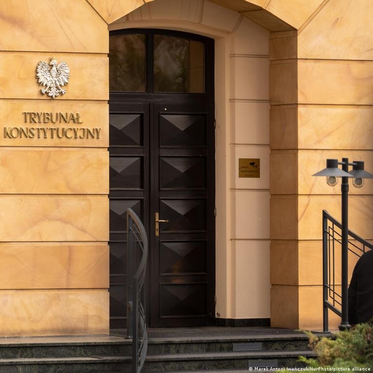 Lenkijos Konstitucinis Teismas Atmet Es Vienalyi Santuok Pripainim