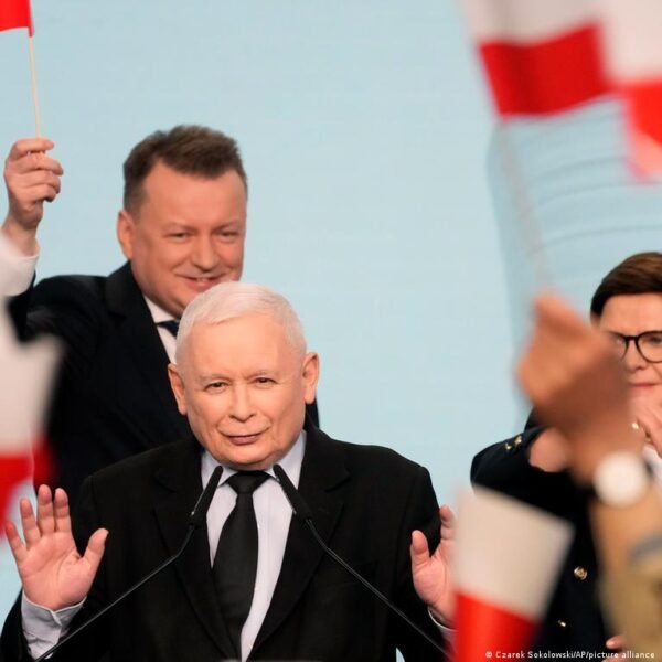 Lenkijos opozicijos krizė: buvusio premjero pašalinimas silpnina partiją