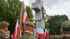Lenkijos premjeras žada memorialą Antrojo pasaulinio karo aukoms