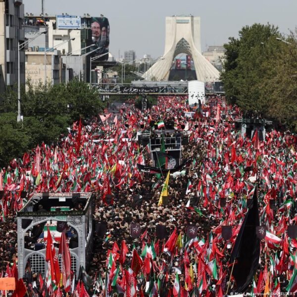 Milijonai susirinko į Ali Khamenei laidotuvių procesiją Teherane