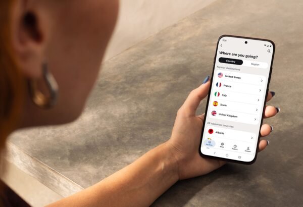Motorola telefonuose įdiegtas kelionių eSIM tarptautiniam mobiliajam ryšiui