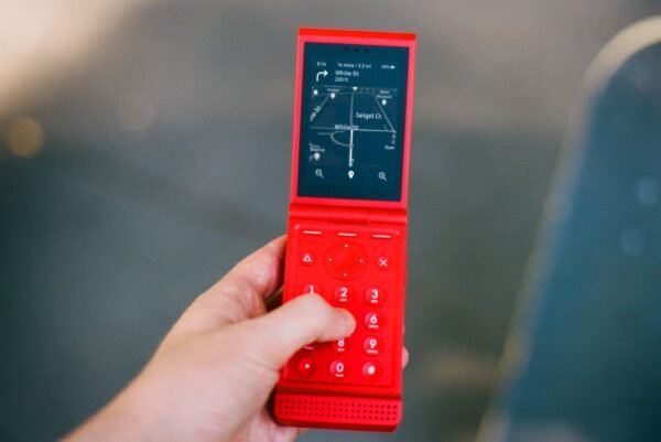 Naujas stilingas „Light Flip“ telefonas su 5G ir nuimama baterija
