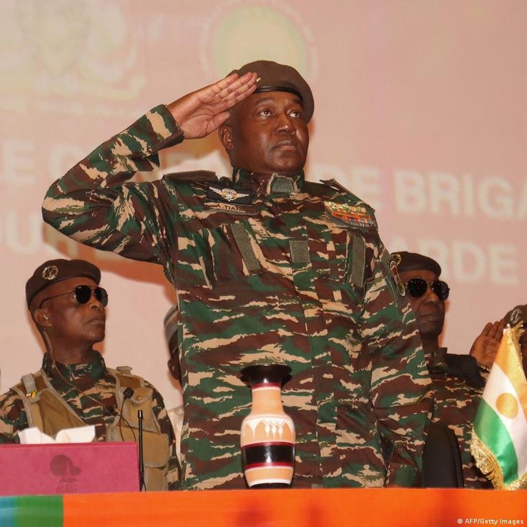 Niger Siekia Stabilumo Po Trej Met Karins Valdios