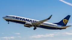 Ryanair keleivis vos neištrauktas pro langą skrydžio metu