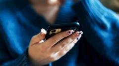 Siūloma įvesti vidurnakčio socialinių tinklų draudimą vyresniems paaugliams JK