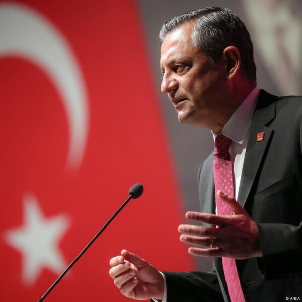 Turkijoje susikūrė nauja opozicinė partija: ar ji taps iššūkiu Erdoganui?