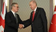 Turkijos prezidentas padovanojo Starmeriui ginklą ir šovinius per NATO susitikimą