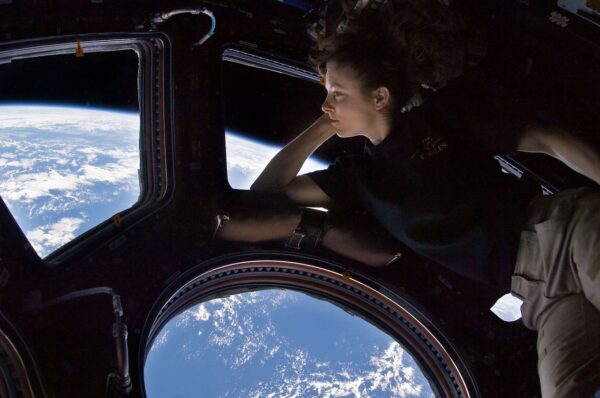 Astronautė Tracy Caldwell-Dyson stebi Žemę iš Tarptautinės kosminės stoties