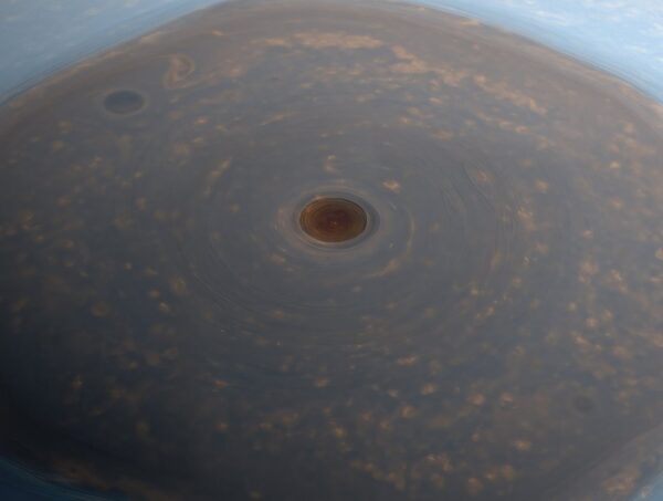 NASA zondas Cassini užfiksavo Saturno poliarinį audrą