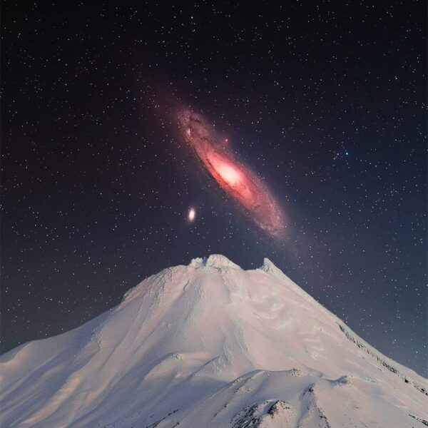 Andromeda virš Taranaki kalno Naujojoje Zelandijoje: įspūdinga naktinio dangaus panorama