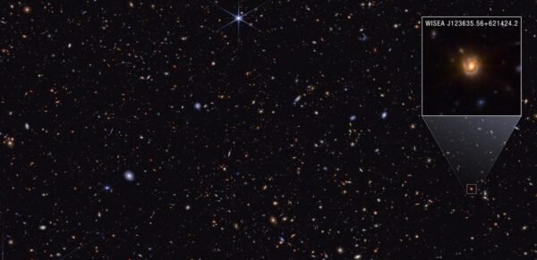11748 Astronomai Atrado Galaktiką Saguaro Su Neįprastu Raudonu B