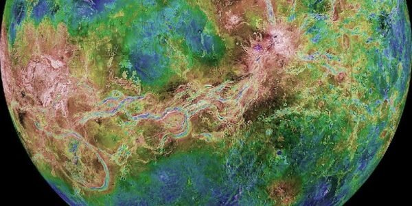 16990 Veneros Paviršiuje Aptikta Tektoninė Ir Vulkaninė Veikla