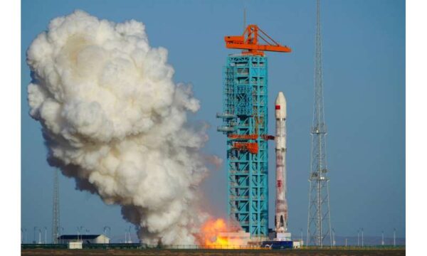 Kinija pirmą kartą sėkmingai nutupdė raketos pirmąją pakopą ant žemės