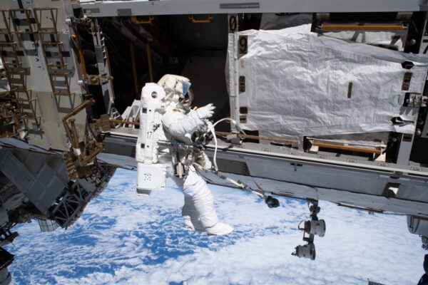 Astronautai atliko sėkmingą išėjimą į atvirą kosmosą