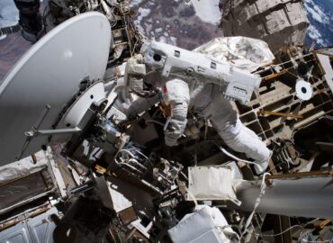 2693 Astronautai Atliko Sėkmingą Išėjimą į Atvirą Kosmosą