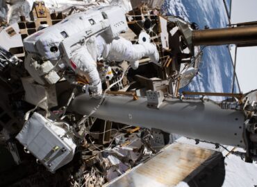 2695 Astronautai Atliko Sėkmingą Išėjimą į Atvirą Kosmosą