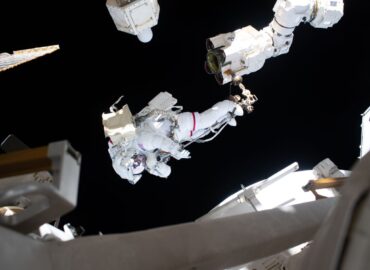 2696 Astronautai Atliko Sėkmingą Išėjimą į Atvirą Kosmosą